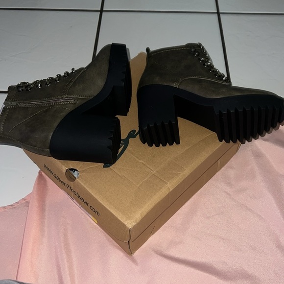 NWT Seven7 Flatiron Olive Lace up boots Size 6 - Picture 4 of 5